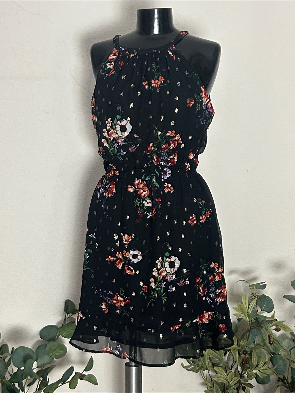 Collective Concepts, sz M, EUC, black floral halter style with gold accent.